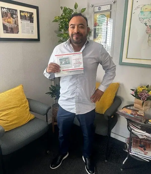 Dedicado Abogado de Inmigración asistiendo a la Comunidad Inmigrante