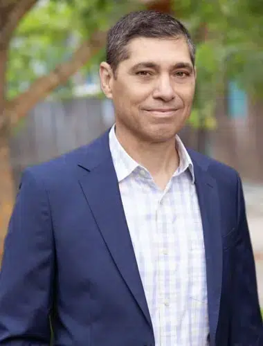 Eduardo Flores Nuestro Abogado Consultor En Abogadas De Inmigración