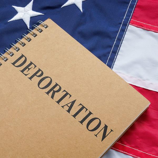 Servicios legales de defensa contra la deportación en Estados Unidos